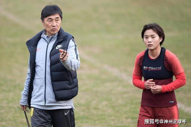 罕见！央视点评郑钦文输球，不是伤病，是太自负，备战摆烂，场边重绑绷带这状态太离谱！