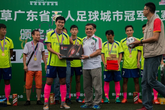 难以直视！雷霆主场俩男球迷cos修女 对飚马刺主场修女奶奶